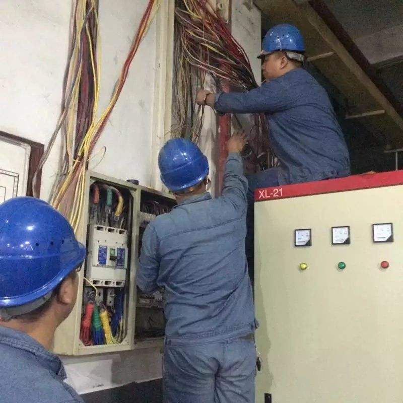 工作人员在检修节能变压器